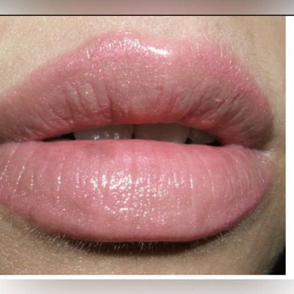 MAC Hello Kitty Lipstick in Cute Ster - Picture 2 of 11